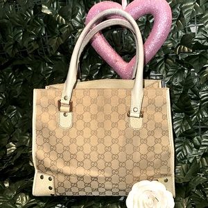 GUCCI. Hand bag Cream tones. Beautiful leather handles withlogo GG’s logo Canvas